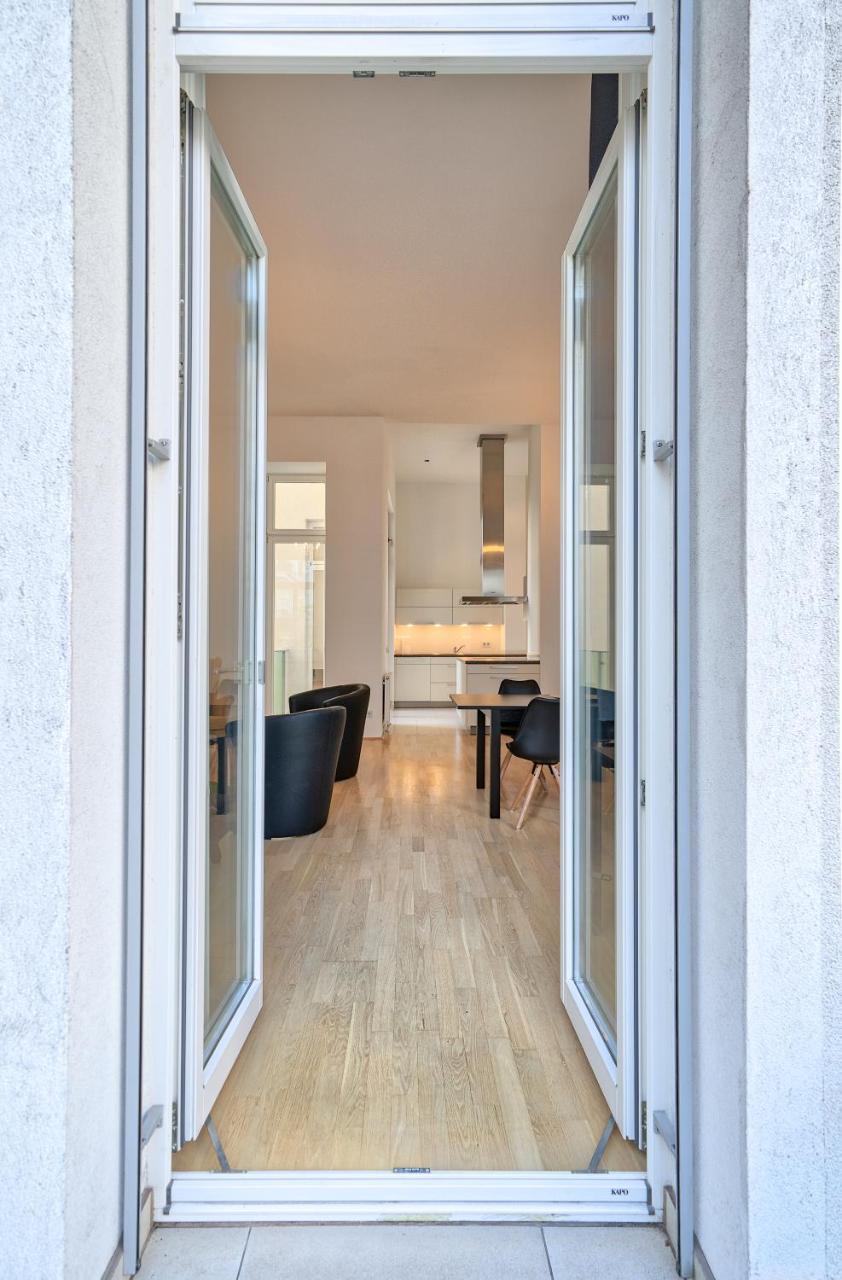 - Schwarzenbergplatz Apartment
