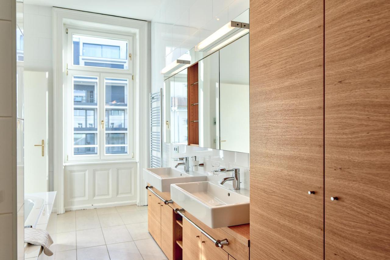 - Schwarzenbergplatz Apartment