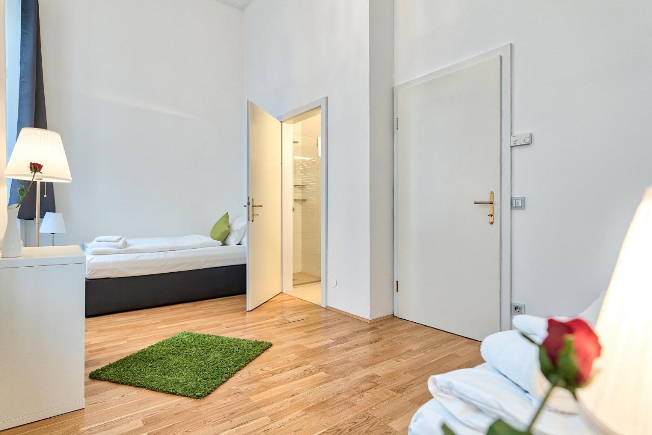 - Schwarzenbergplatz Apartment
