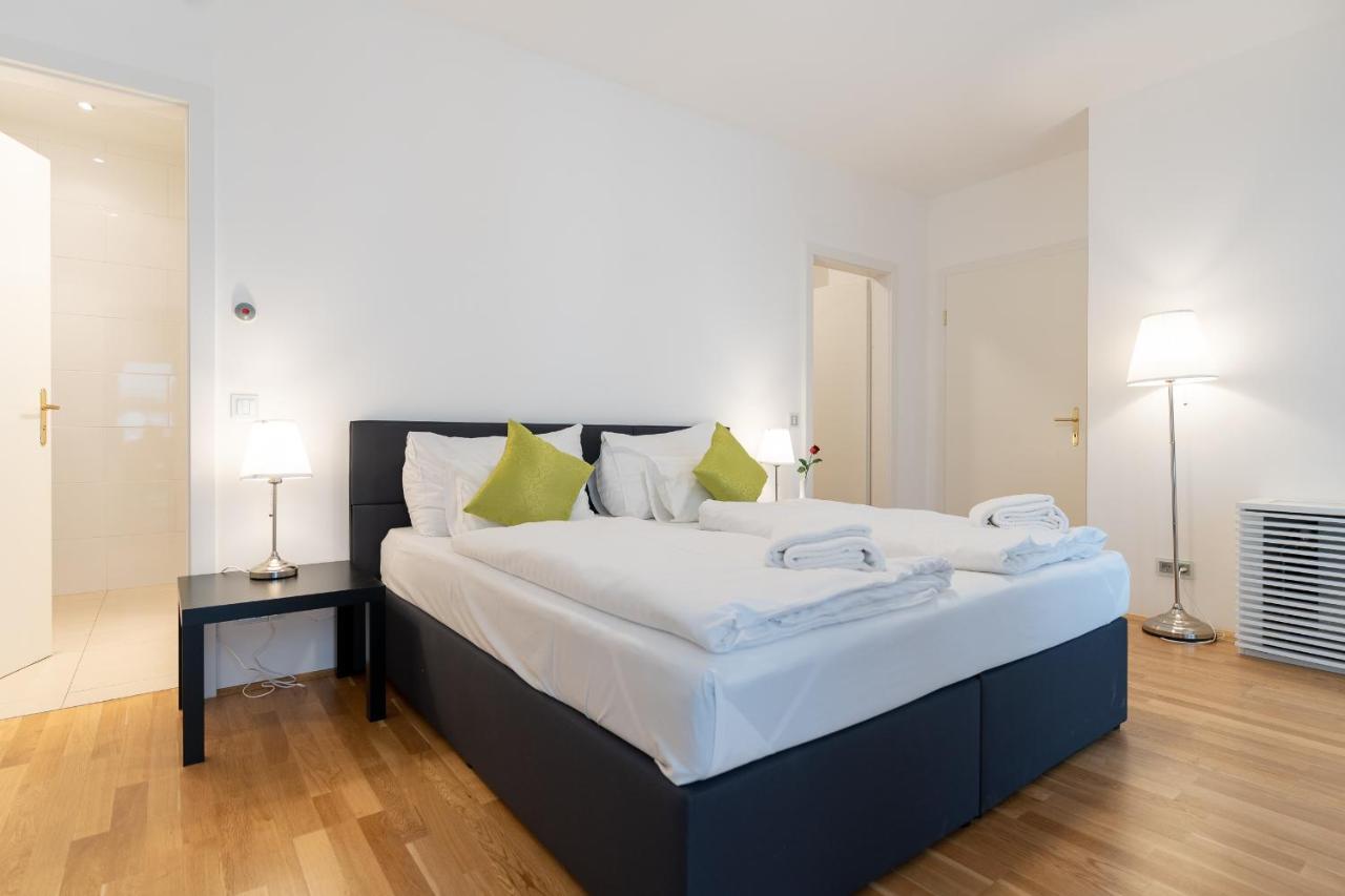 - Schwarzenbergplatz Apartment