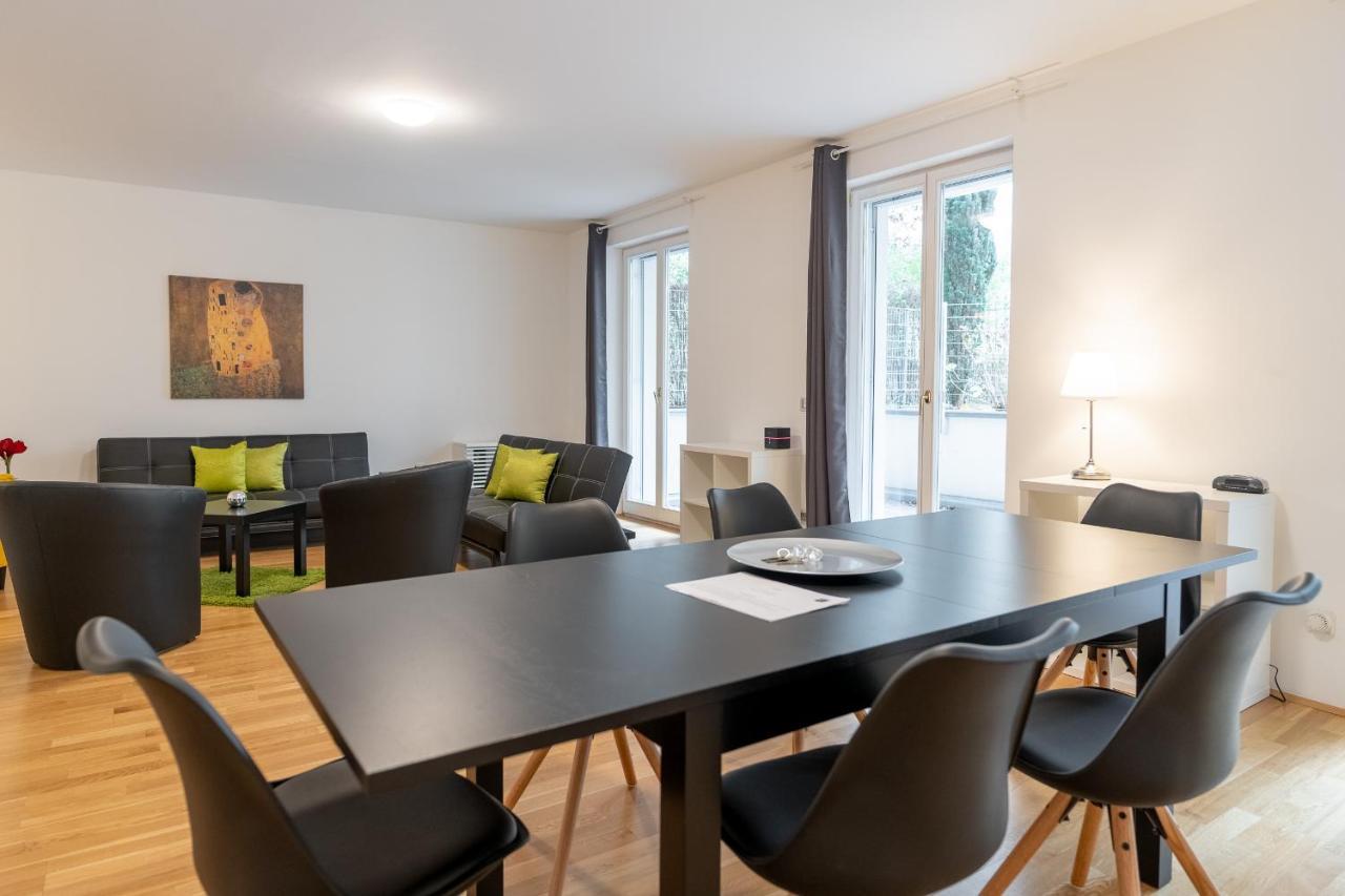 - Schwarzenbergplatz Apartment