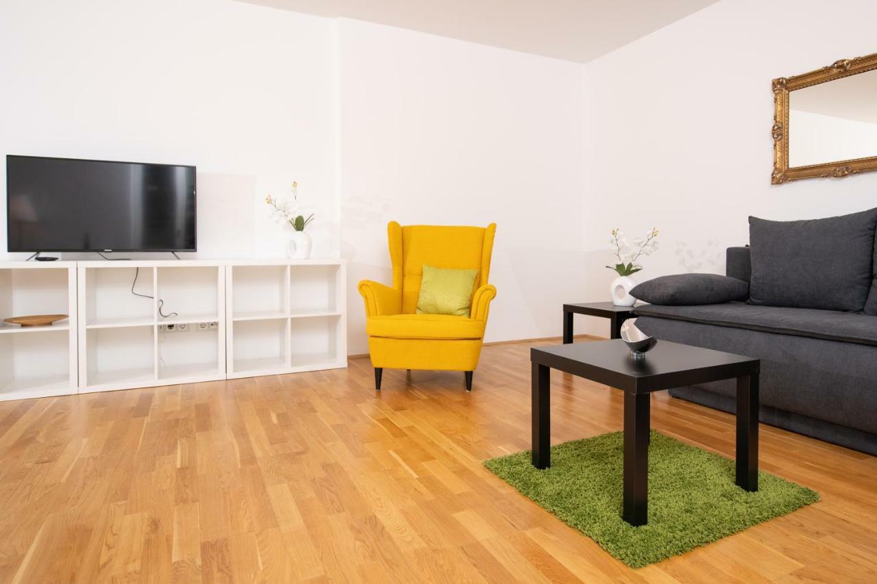 - Schwarzenbergplatz Apartment